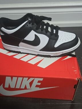 Nike Black and White Low-Top Skate Sneaker. 4.5 Youth / 6 WOMEN. 9 /10 CONDITION